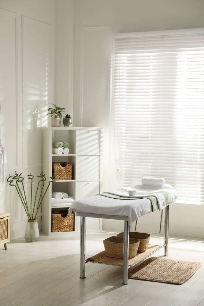 greeen-and-white-massage-room